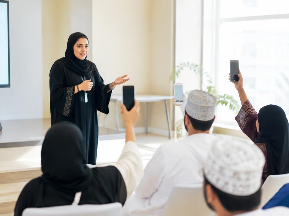 مدربة تدير تمريناً تفاعلياً